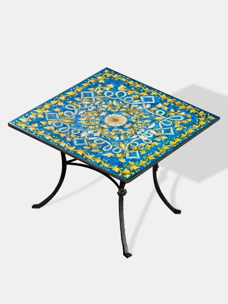 blau gelber Gartentisch aus Lavastein
